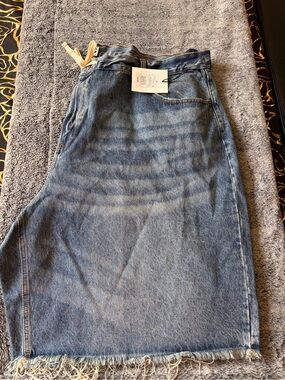 Women's Relaxed Denim Shorts in Washed Blue